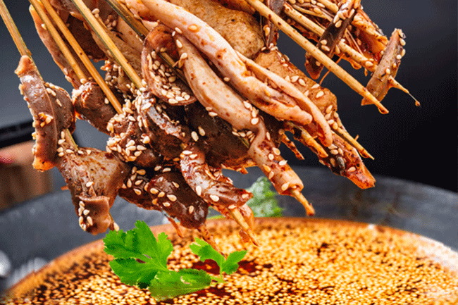 金宮缽缽雞，風(fēng)味獨(dú)特讓人口水直流。夏天涼吃，冬天熱吃